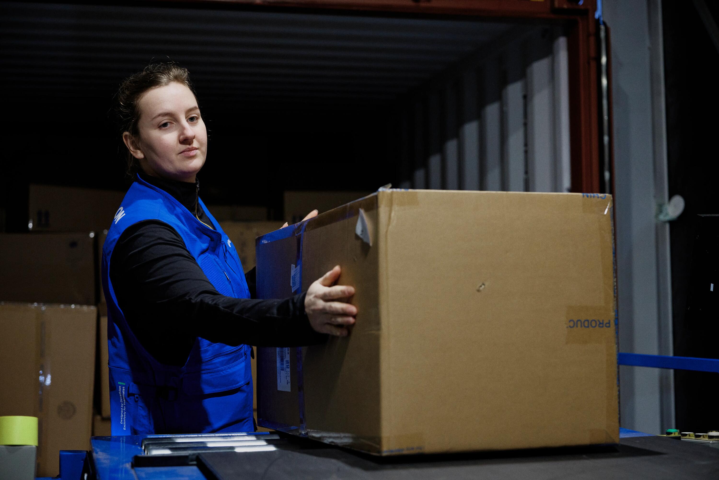 Trabajador de Decathlon entregando un pedido