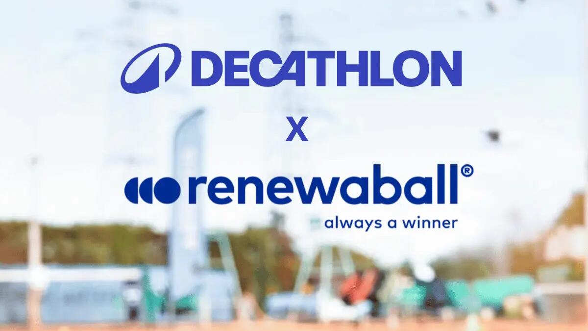 Mehrere Tennisbälle liegen verstreut auf einem Sandplatz im Vordergrund. Darüber sind zentral die Logos von Decathlon und Renewaball, vor einem unscharfen Tennisplatz-Hintergrund abgebildet.