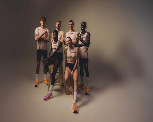 Sportowcy w odzieży marki Kiprun