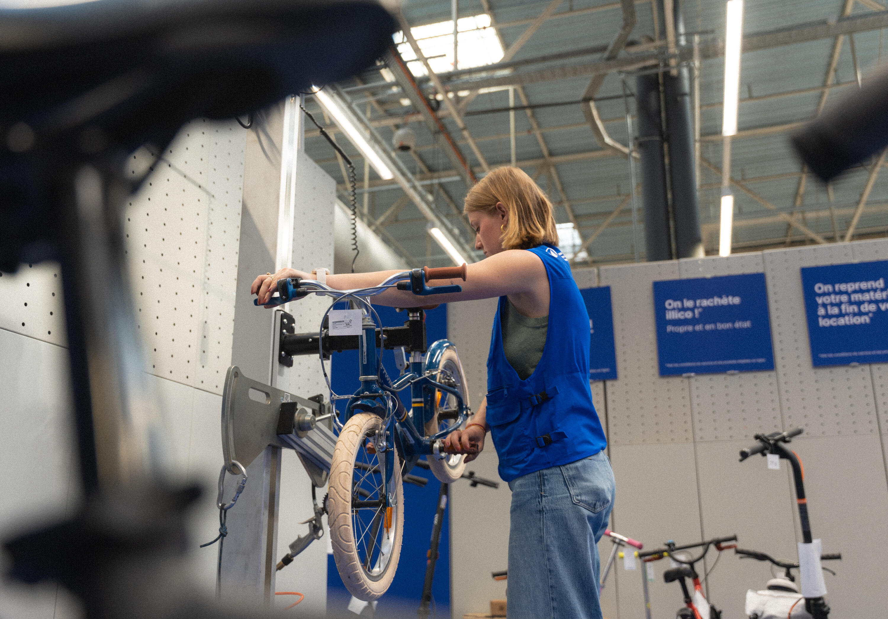 Cliente en el taller de Decathlon con una bicicleta