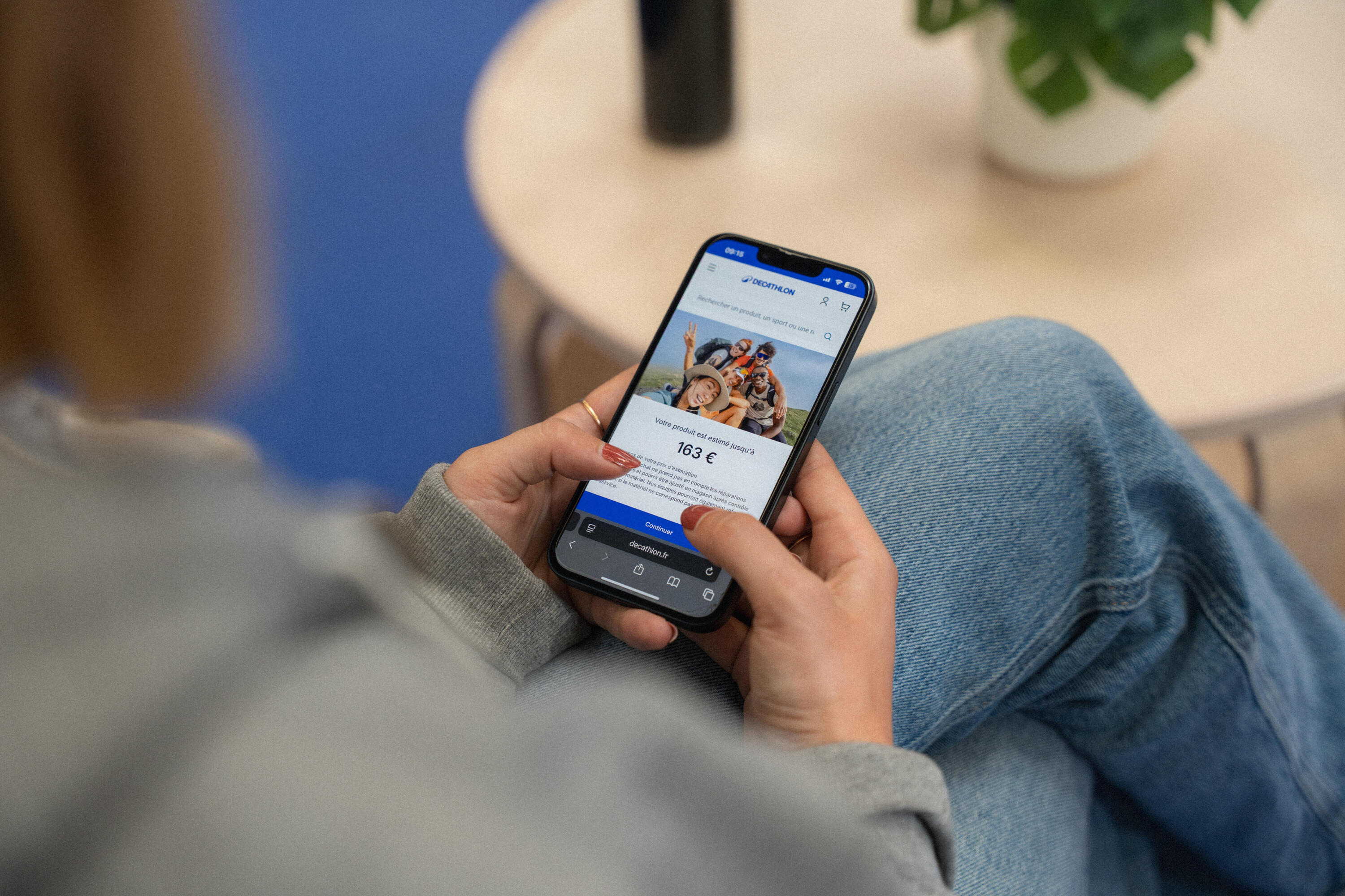 Eine Person nutzt das Online-Rückkaufprogramm auf dem Smartphone.