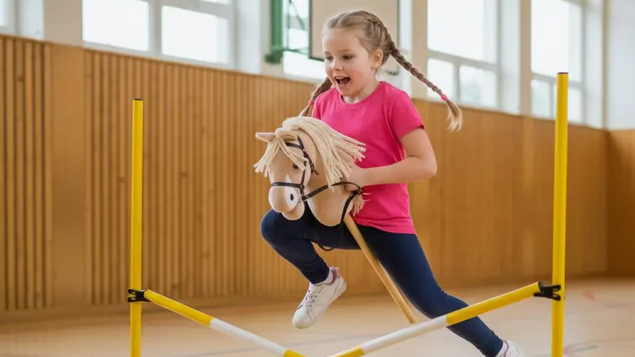 kleines Mädchen über dem Sprung mit ihrem Hobby Horse 