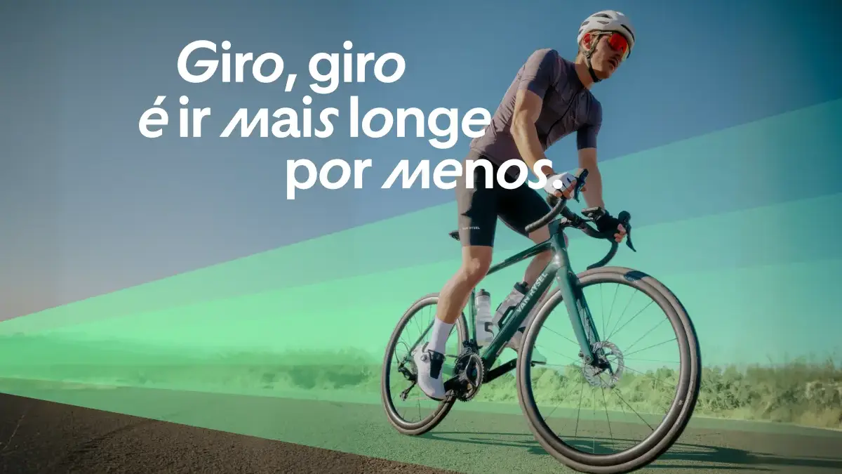 Ciclista com bicicleta Van Rysel e frase promocional "giro, giro é ir mais longe por menos"