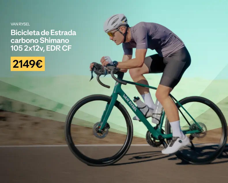 Bicicleta de estrada Van Rysel EDR CF Shimano 105 por 2149€ com ciclista em estrada.