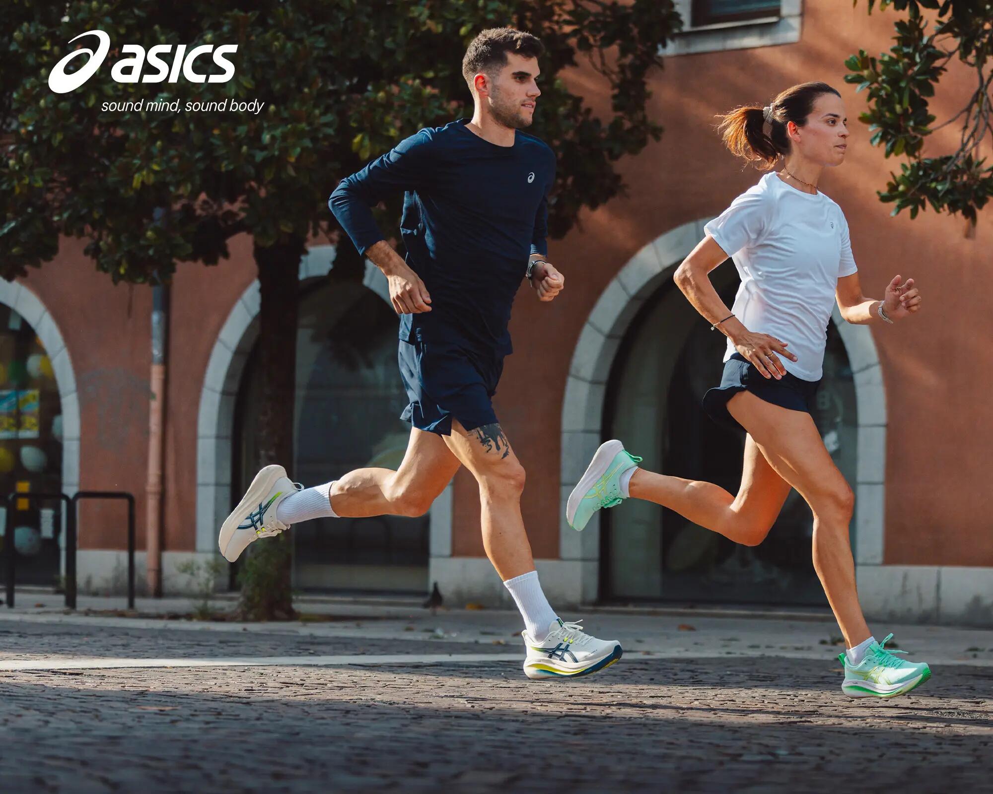 Asics: Zwei Läufer joggen durch die Stadt