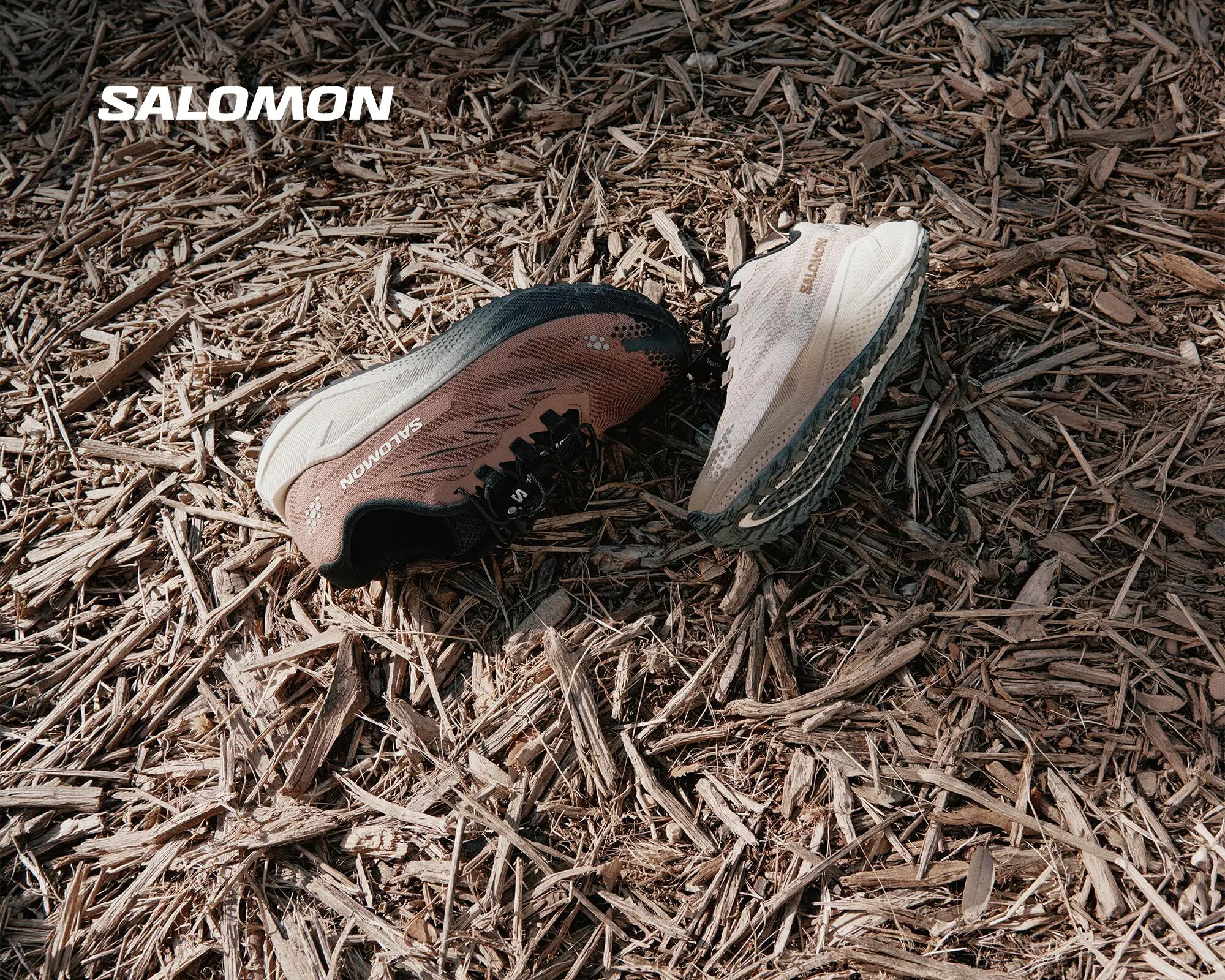 Salomon Schuhe liegen auf erdigem Boden