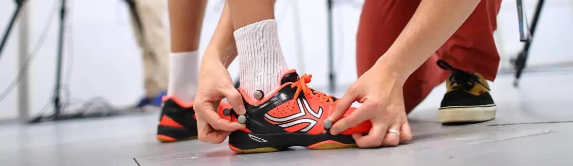 Calçado de futsal é testado na prática em campo.