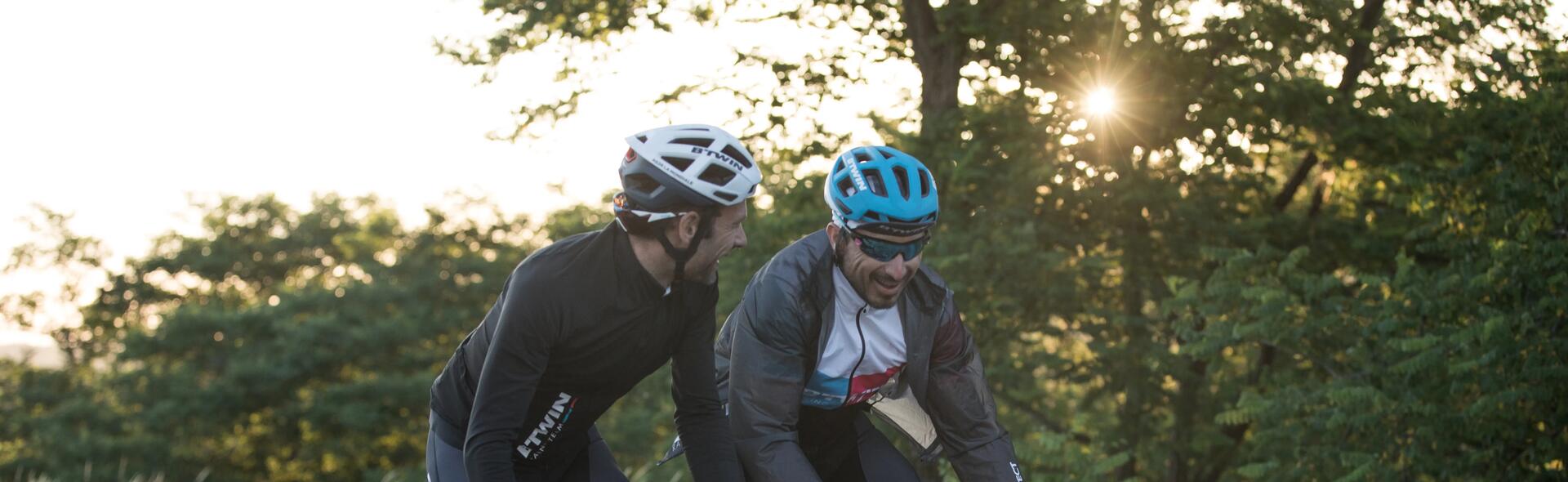 2 hommes en vélo de route