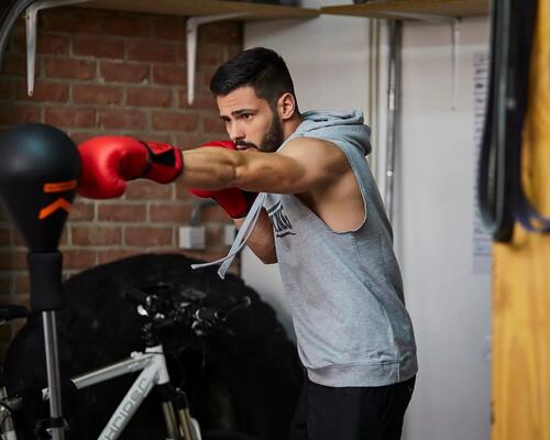 Boxe Sac de frappe Domyos Decathlon, son support, des haltères de  contre-poids pour 54 Kg, des gants de boxe et des mitaines de boxe  d'occasion : Equipements