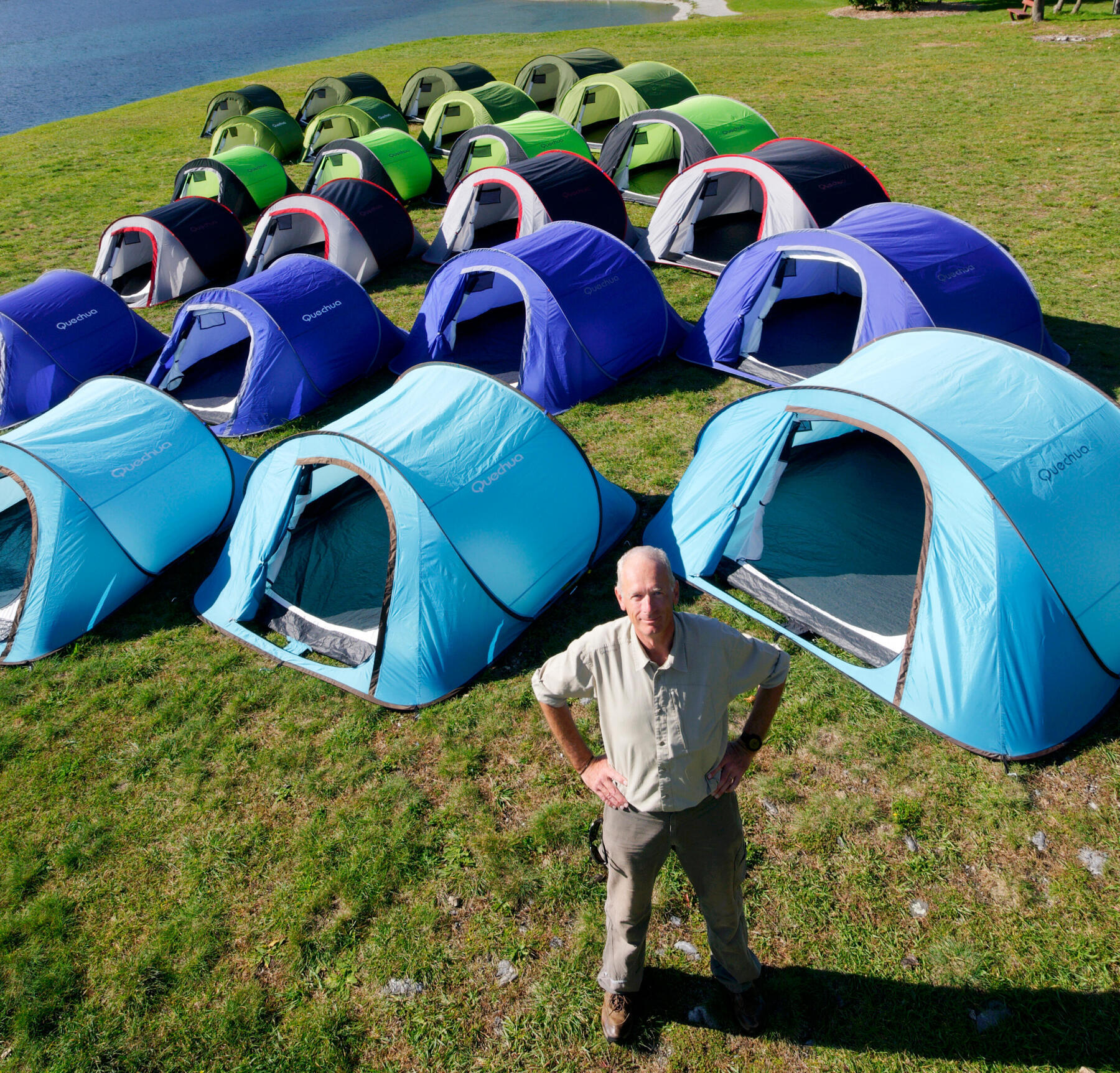 Photo homme devant prototype de tentes