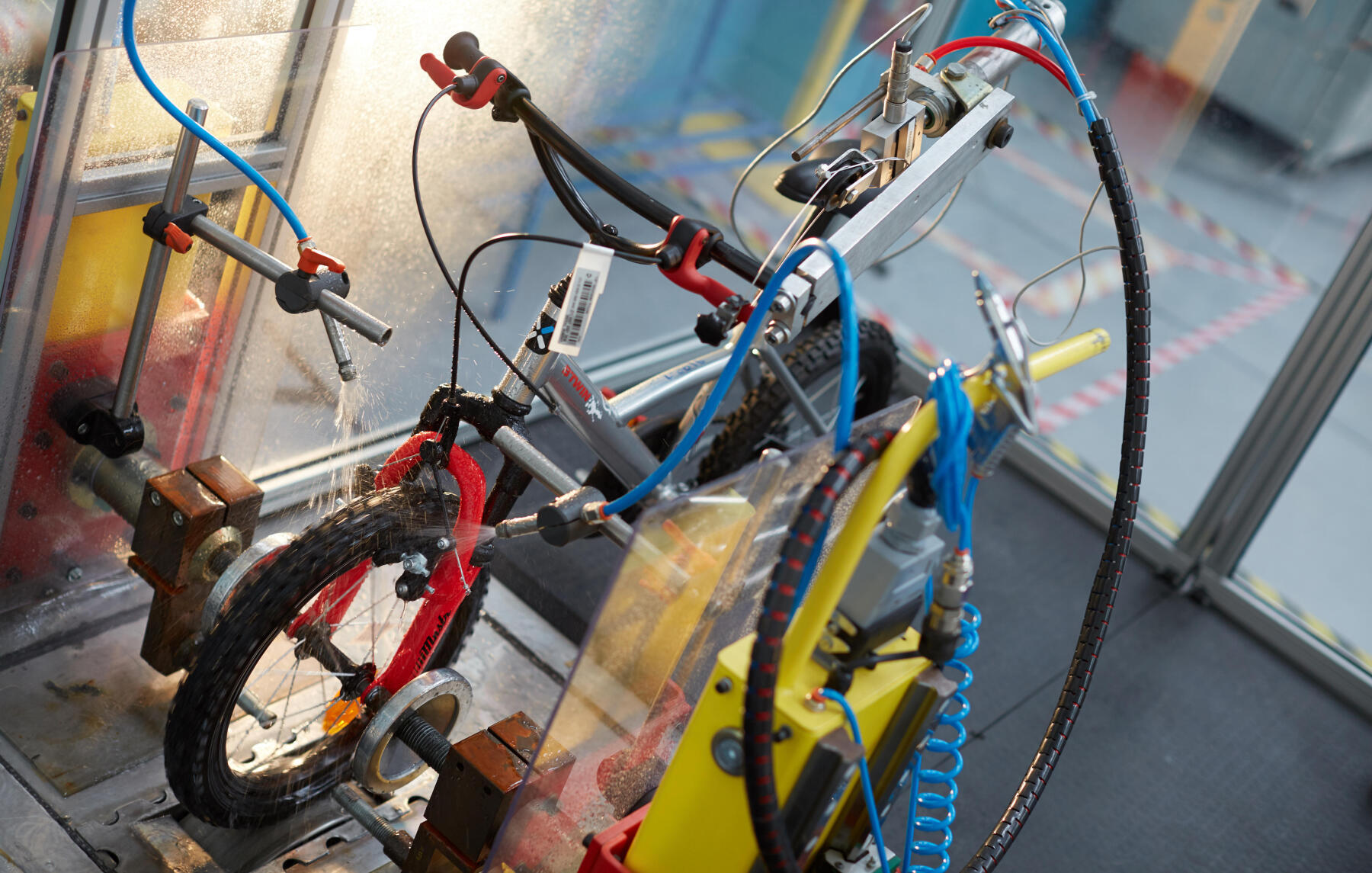 Photo d'un vélo en phase de test labo