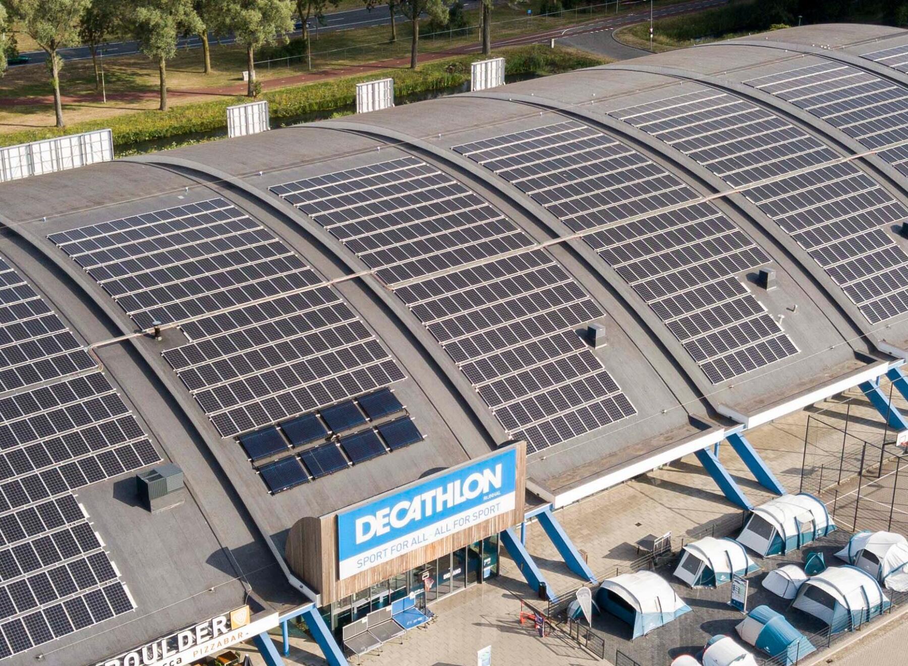 Photo d'un toit avec panneaux solaires