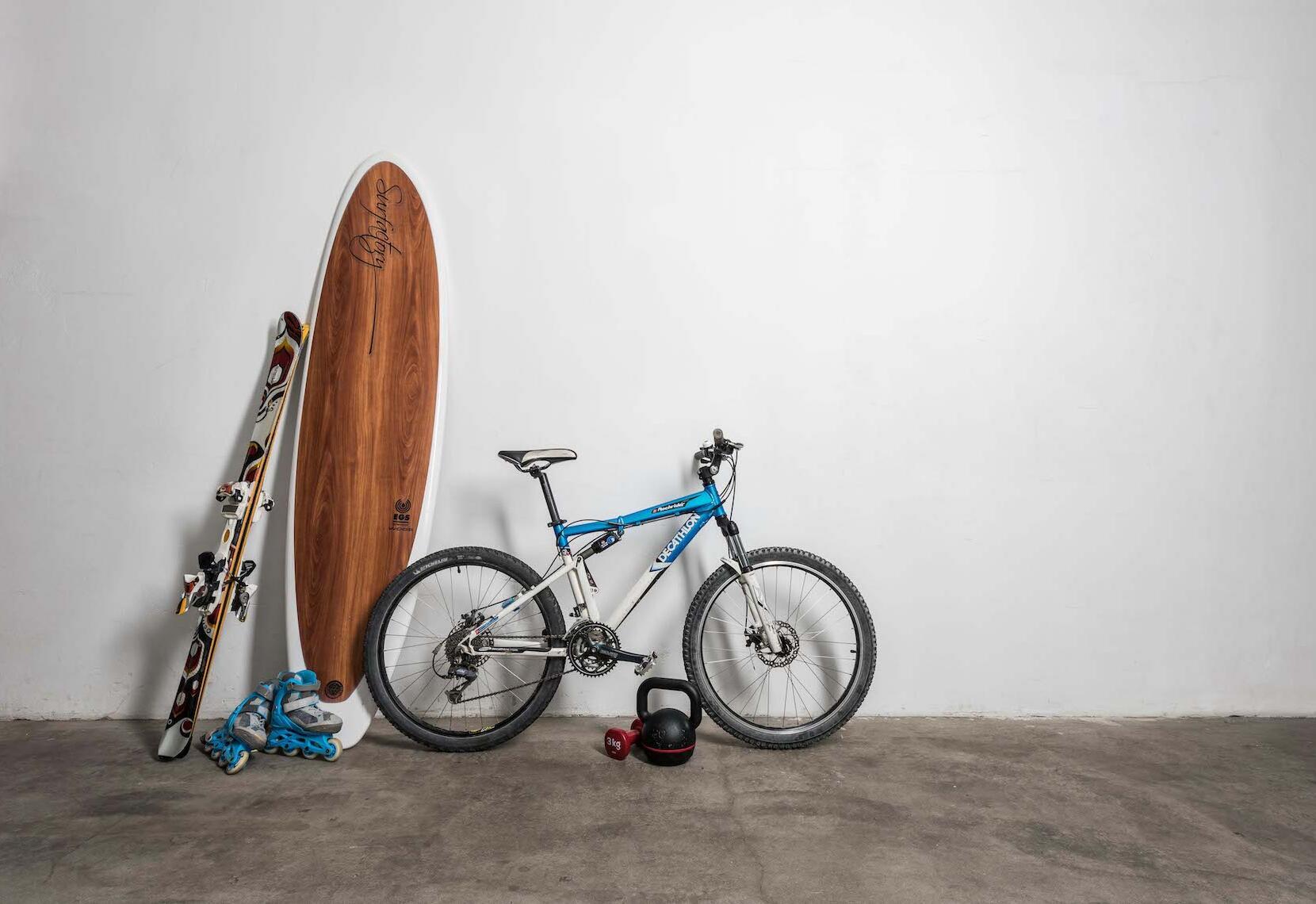 Photo d'un vélo, d'une planche de surf, de skis et de rollers