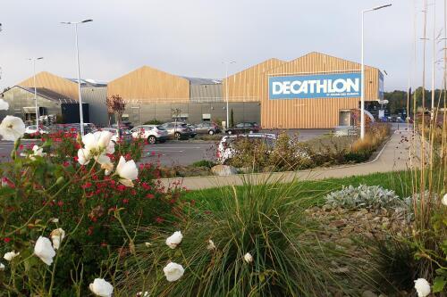 Picture of a DECATHLON store 