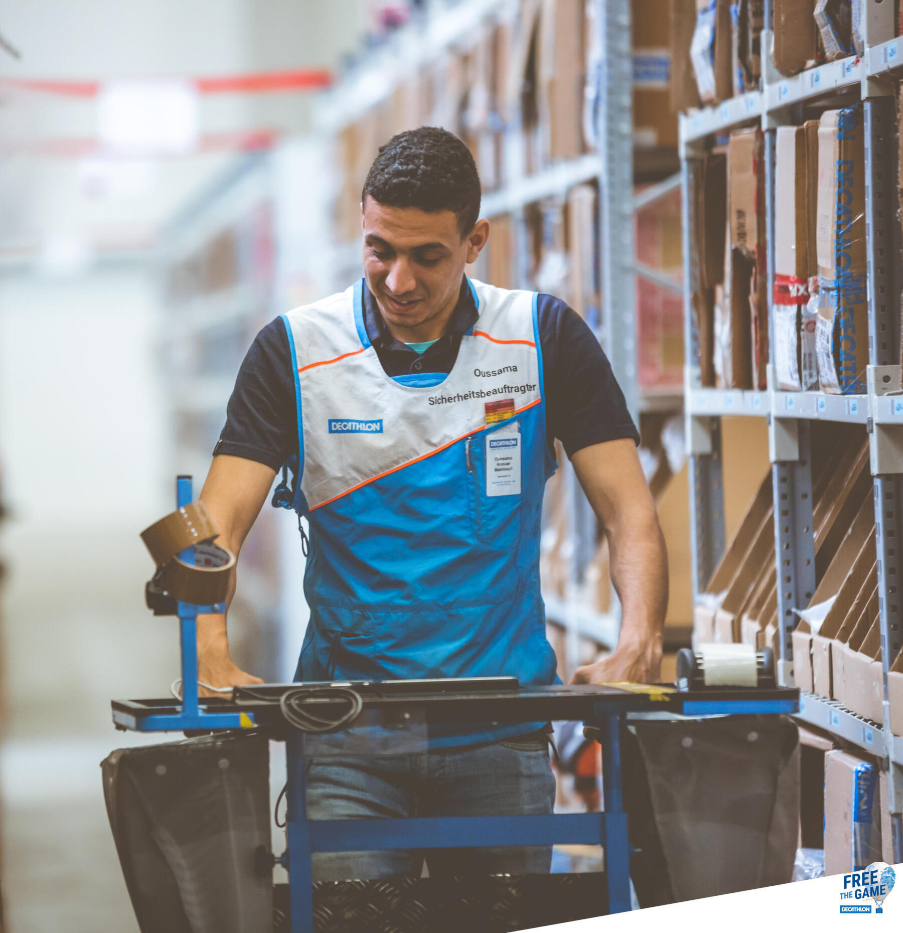 Colaborador da logística a transportar produtos no armazém.