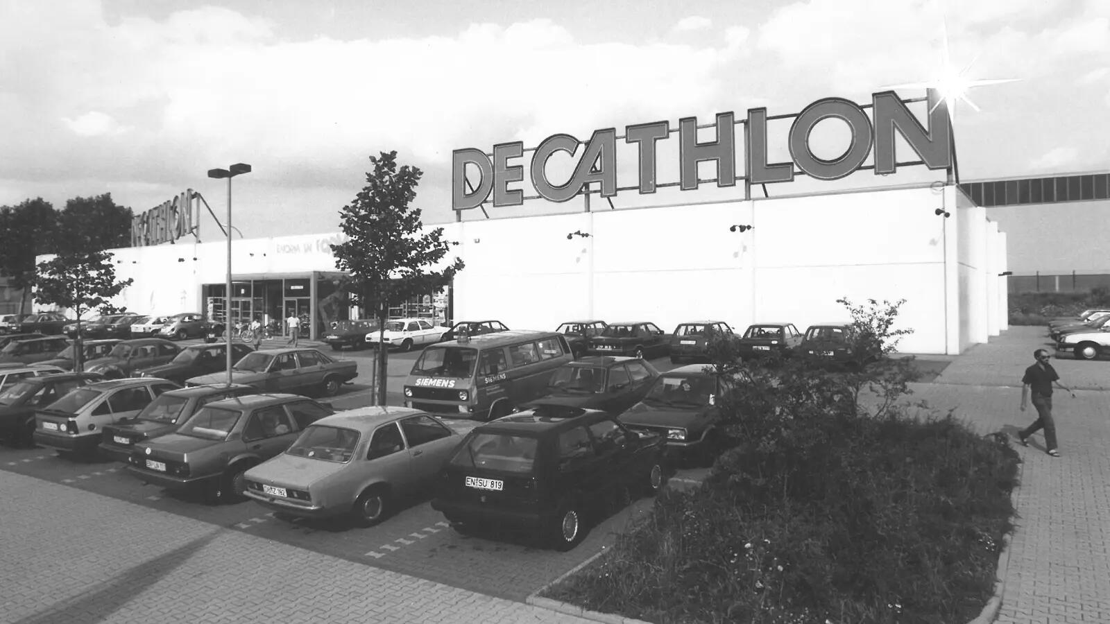 Photo en noir et blanc d'un magasin Decathlon