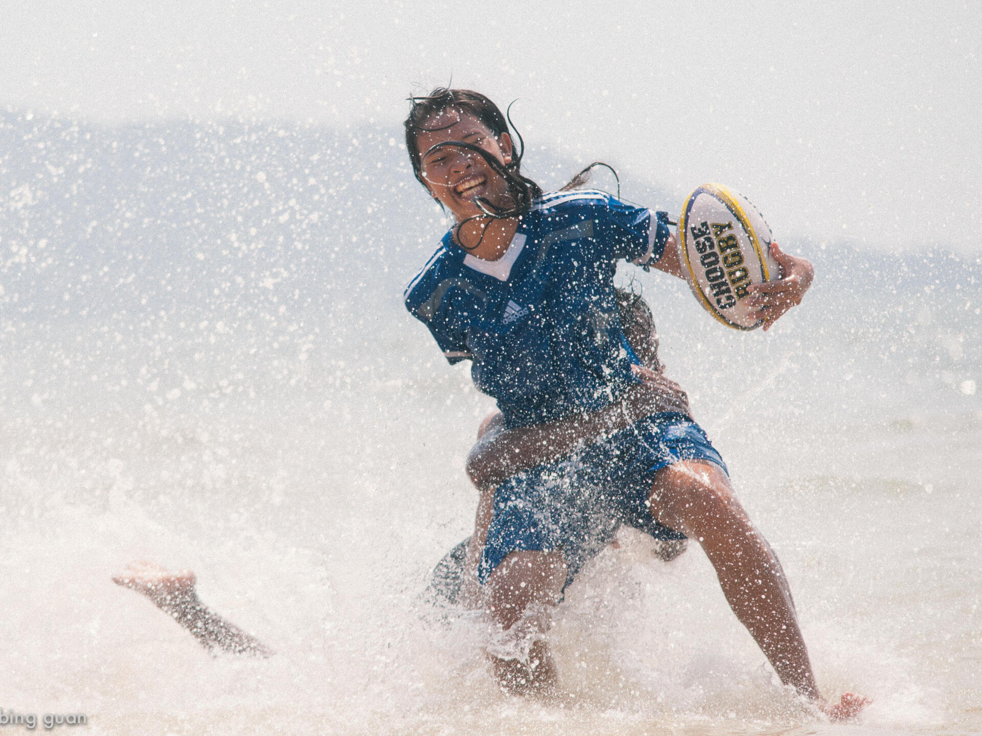 Photo fille jouant au rugby