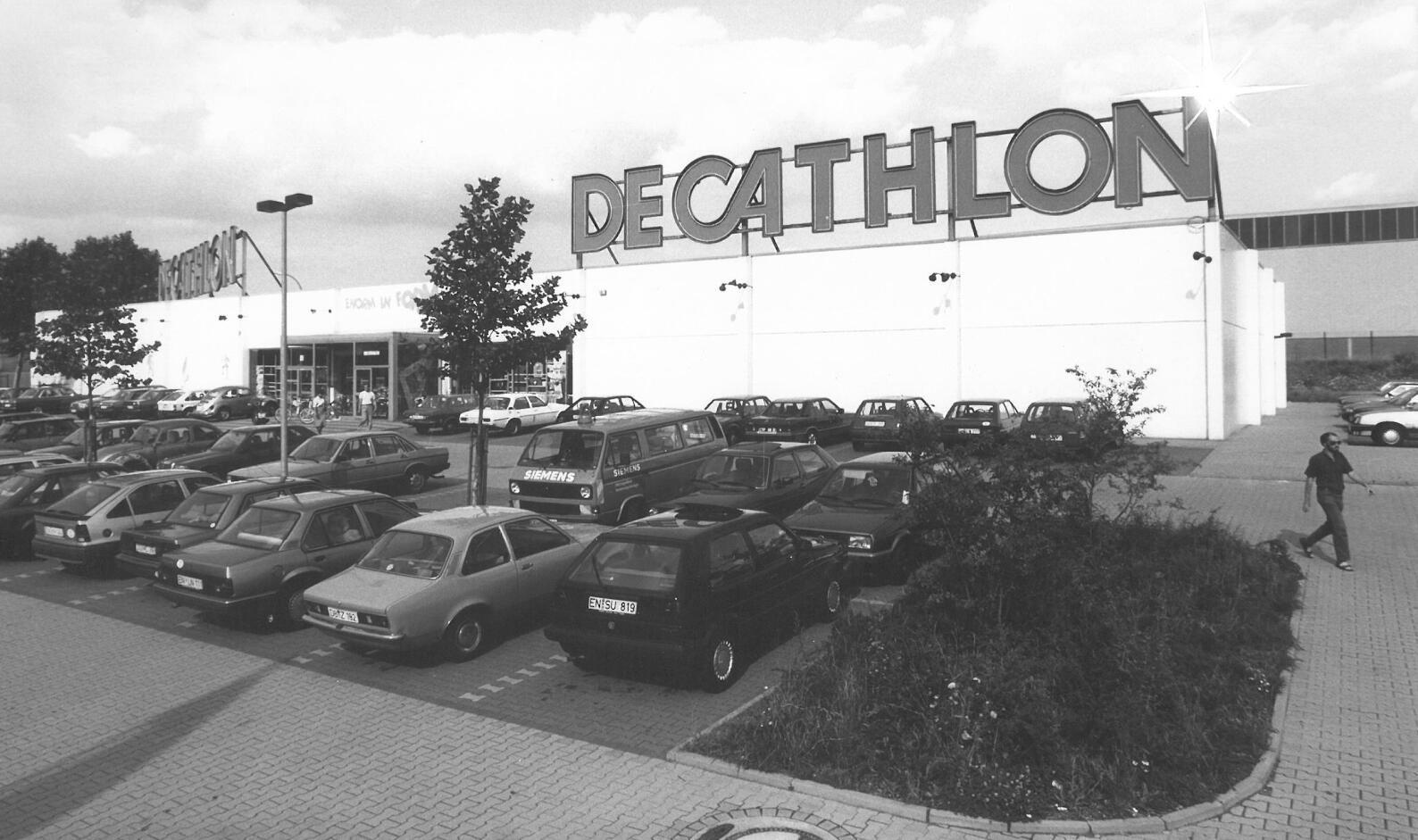 Photo en noir et blanc d'un magasin Decathlon