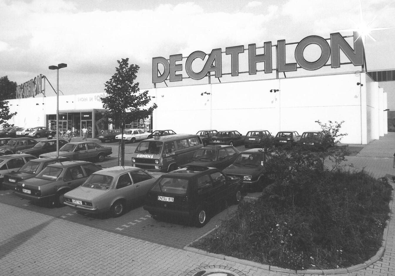 Black and white picture of a Decathlon store in Germany