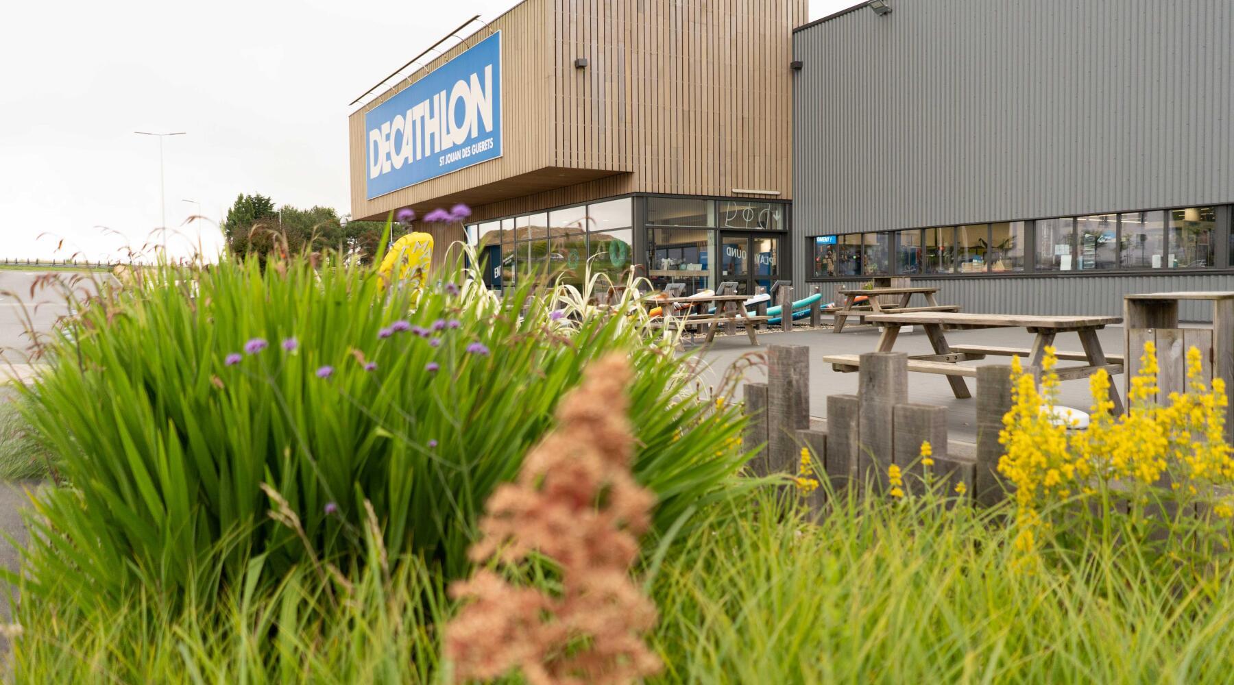 Picture of plants in front a Decathlon store
