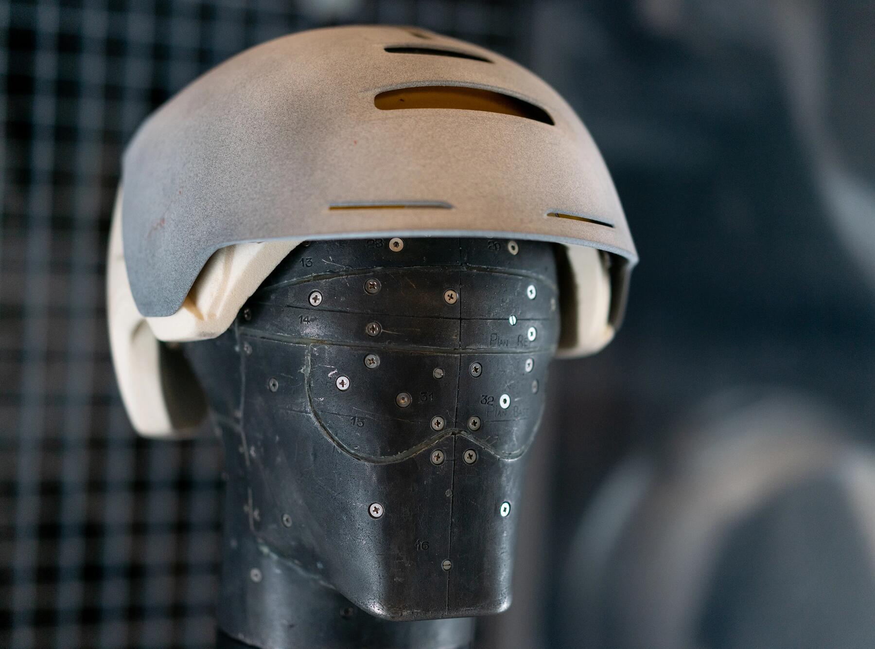 Photo d'un casque en phase d'essai