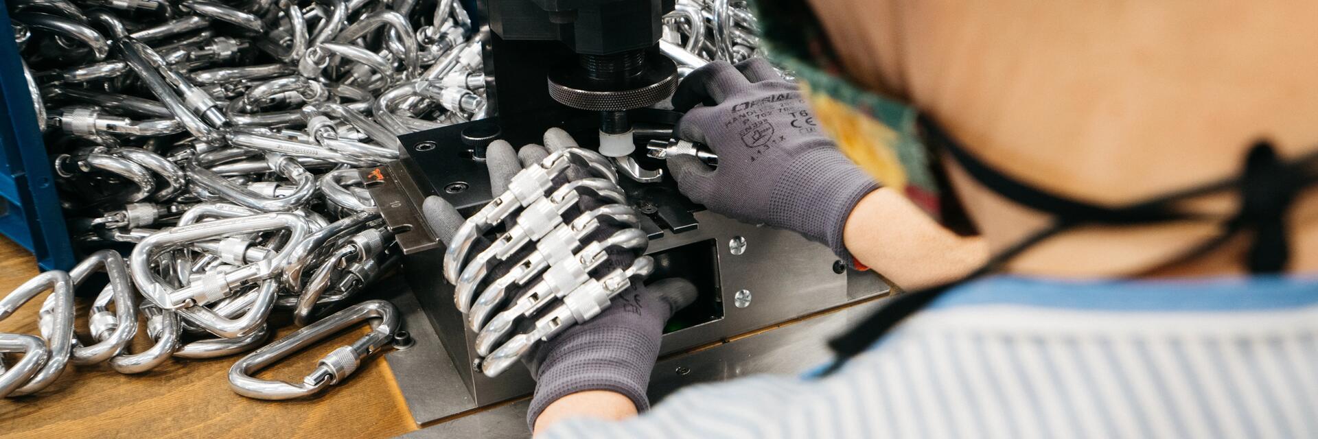 Foto von Arbeiterinnen in einer Fabrik