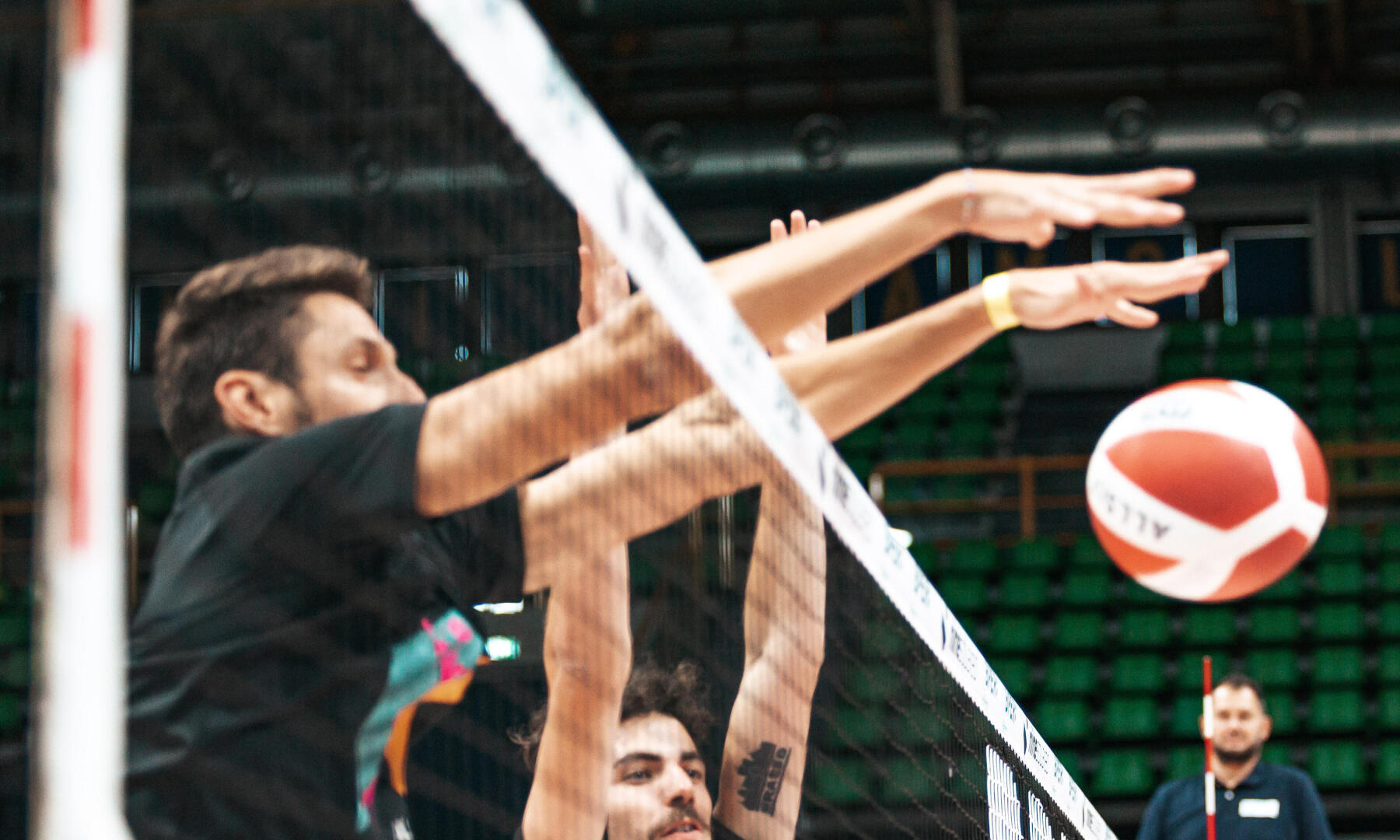 match de volley-ball masculin en salle