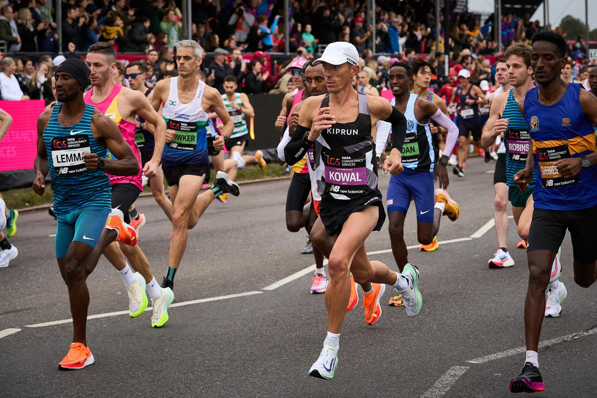 rapariga a correr uma maratona