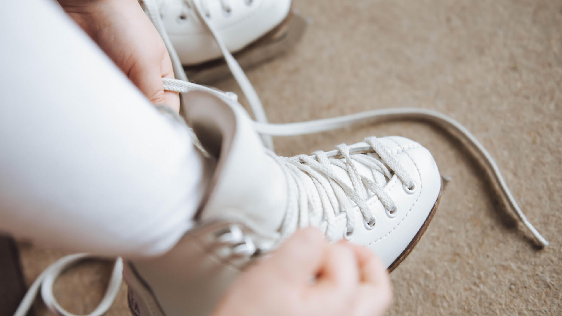 patineuse qui enfile ses patins