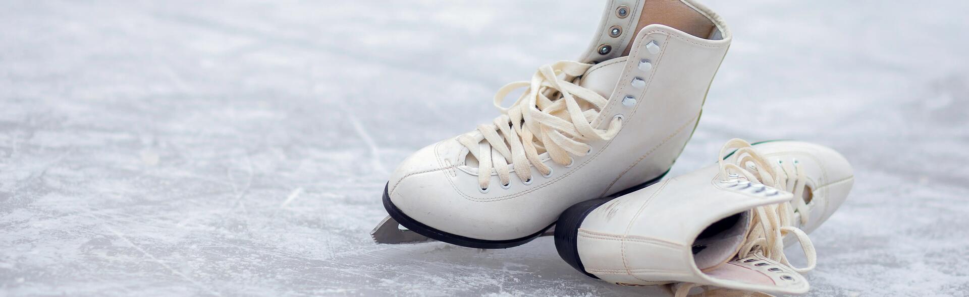 paire de patins délacés sur la glace