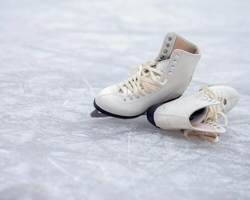 paire de patins délacés sur la glace