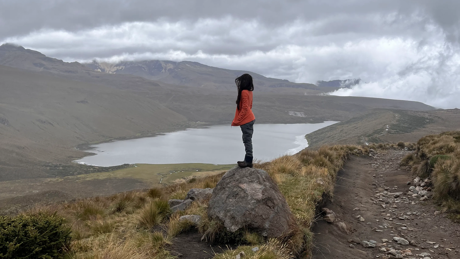 La montaña nos abre paso a su cumbre 