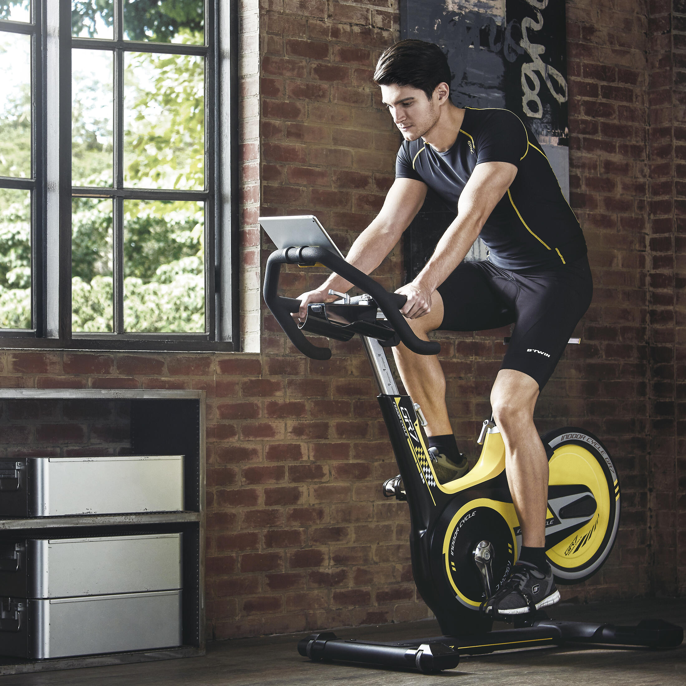 Horizon GR7 Vélo indoor – Frein à induction, Rear Drive System, App fitDisplay 3/7