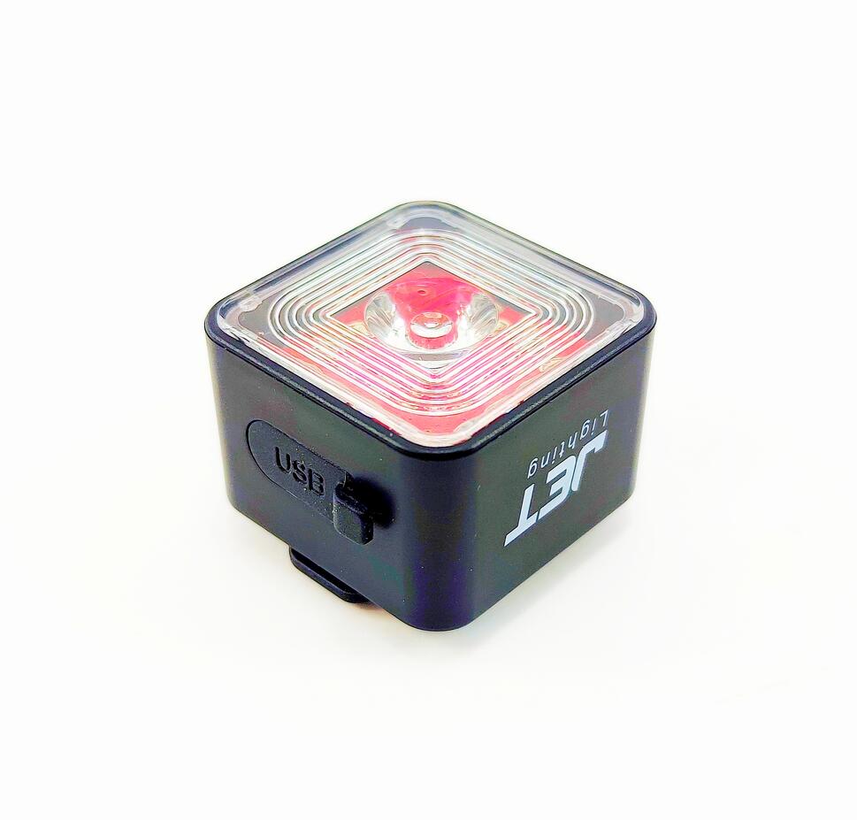Lampa tył JET AU136R  "CUBE"  30-120 lumenów USB