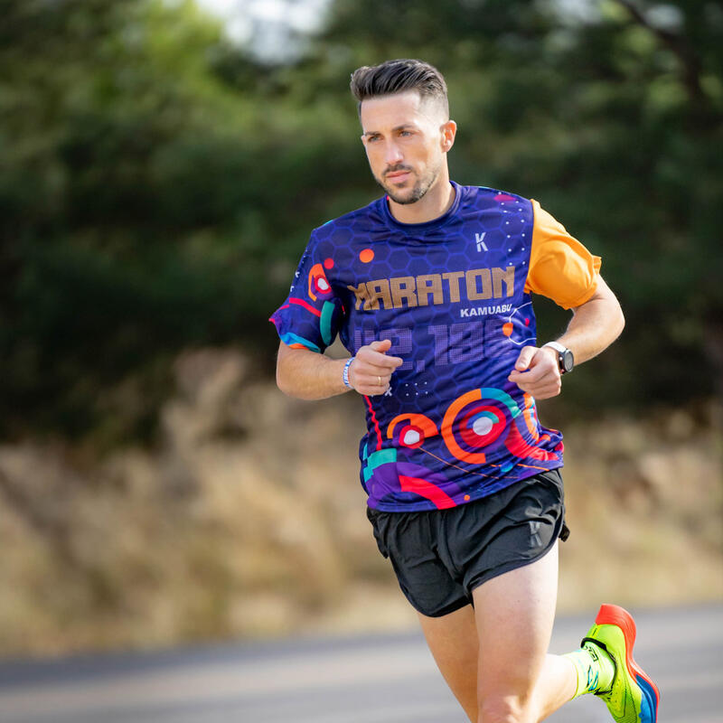 CAMISETA DE RUNNING #MARATON 2.0 RUN para HOMBRE - KAMUABU color AZUL 90grs