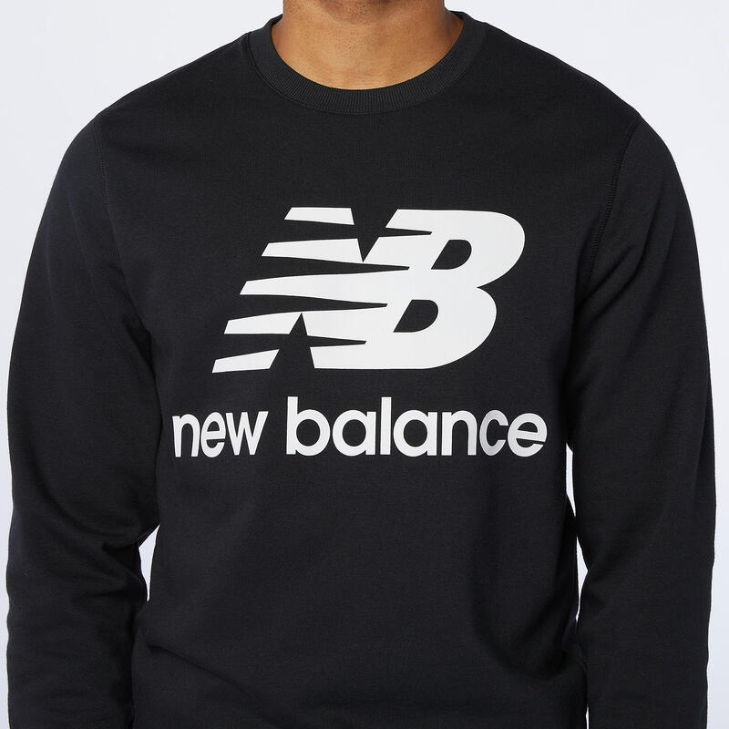 Blusa New Balance Essentials Stacked Logo Crew, Negro, Hombre