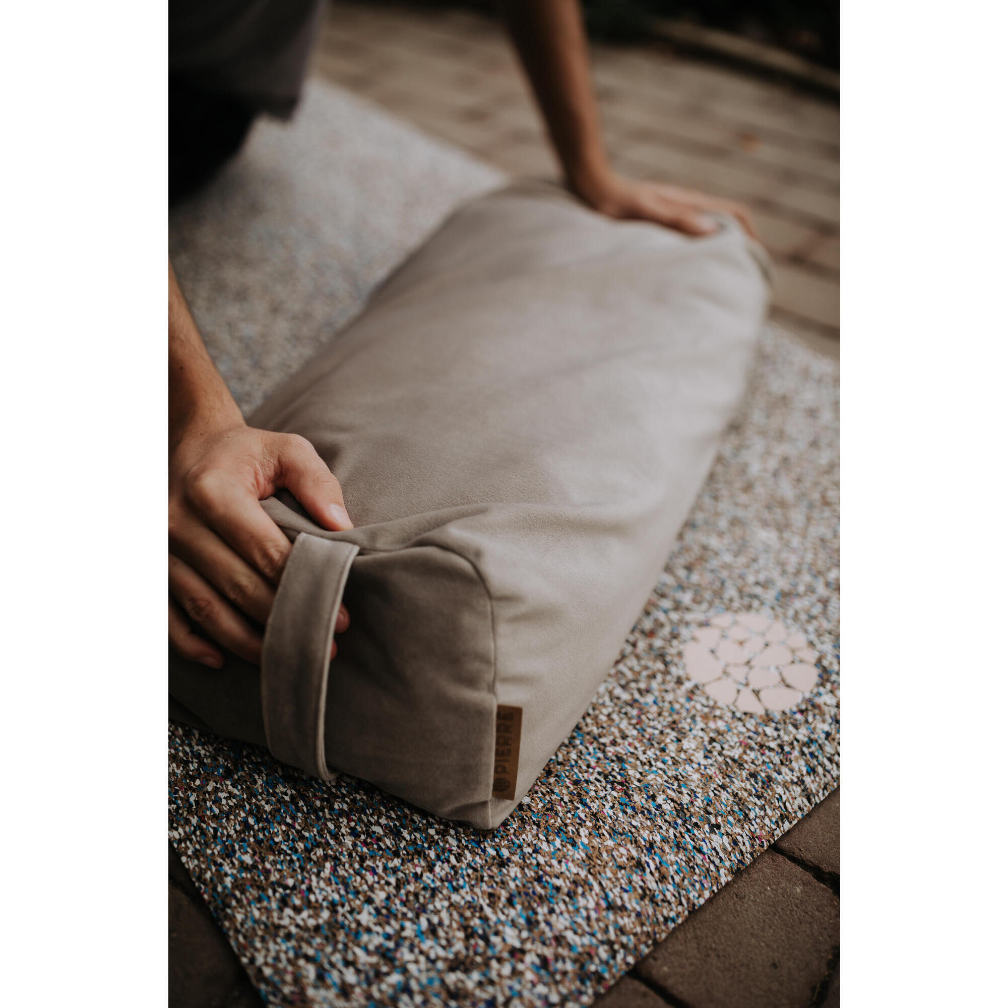 XL Bolster uit recycled plastic - lichtbruin - 75cm lang 2/3