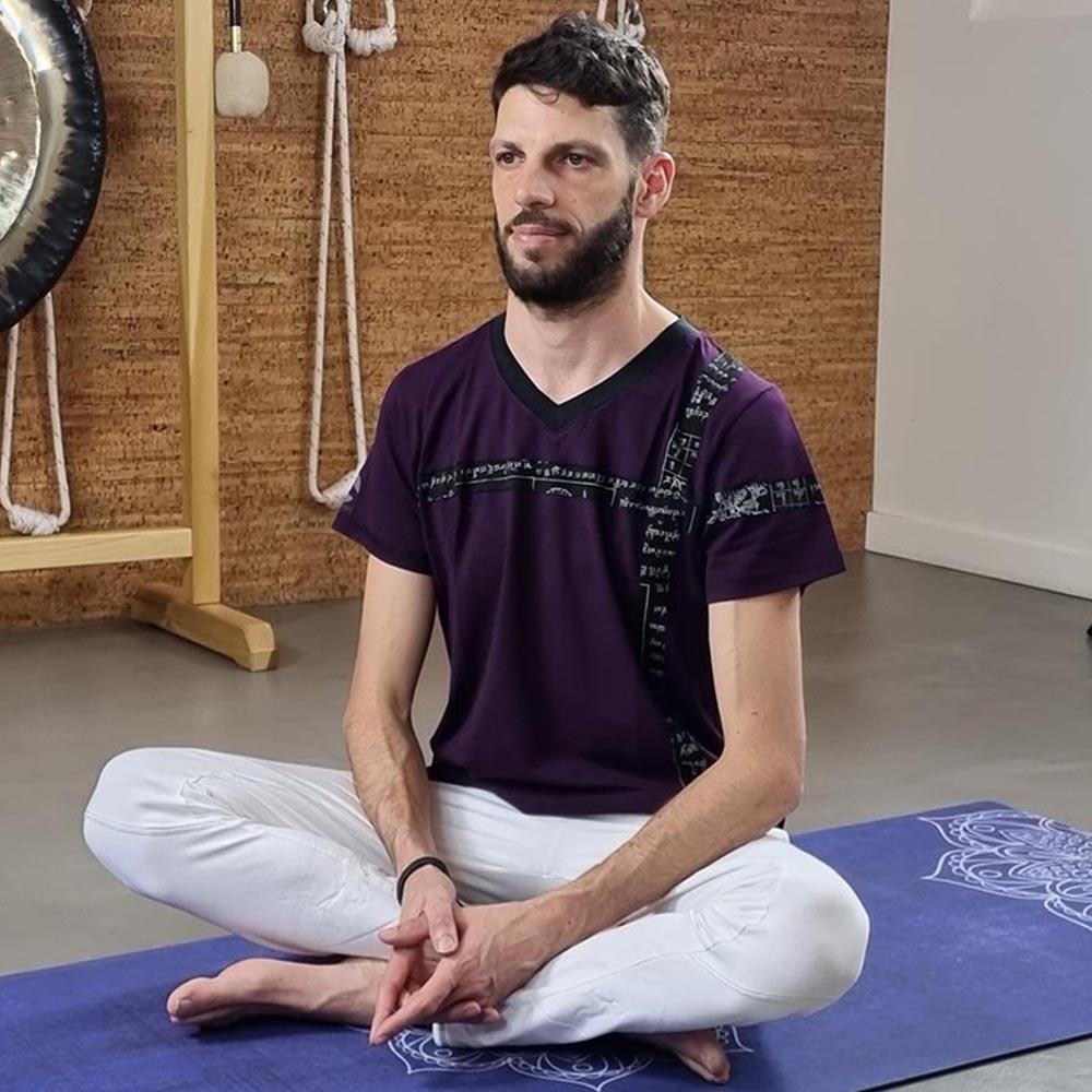 T-shirt yoga homme Bambou & coton Bio certifié Gots - patch Mantra Tryambakam 4/5