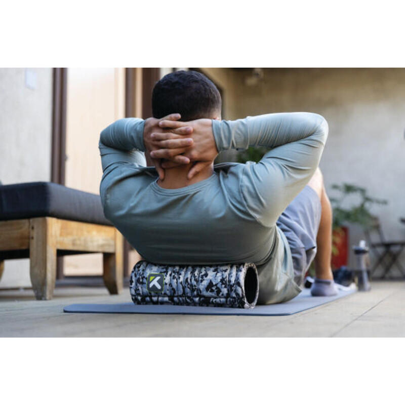 GRID massageroller camogrijze voor zelfmassage met harde kern en holtes