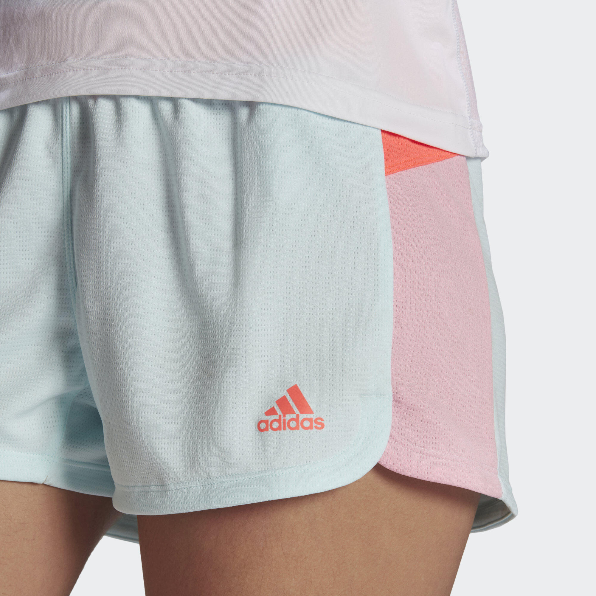 Calções Adidas modelo HG1015 para mulheres 4/5