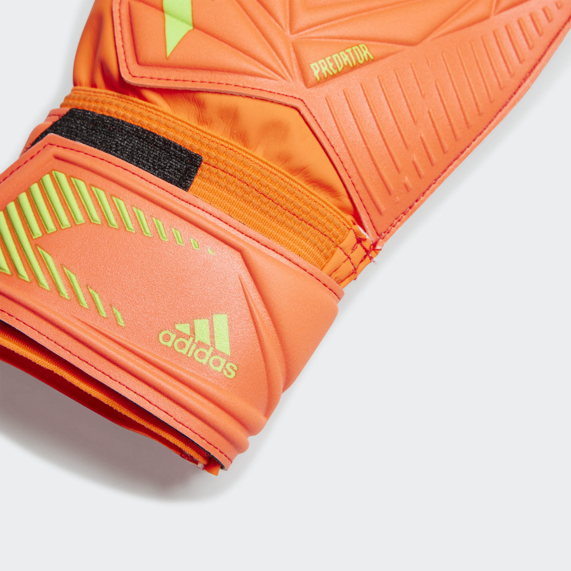 Predator Edge Match Torwarthandschuhe 5/6