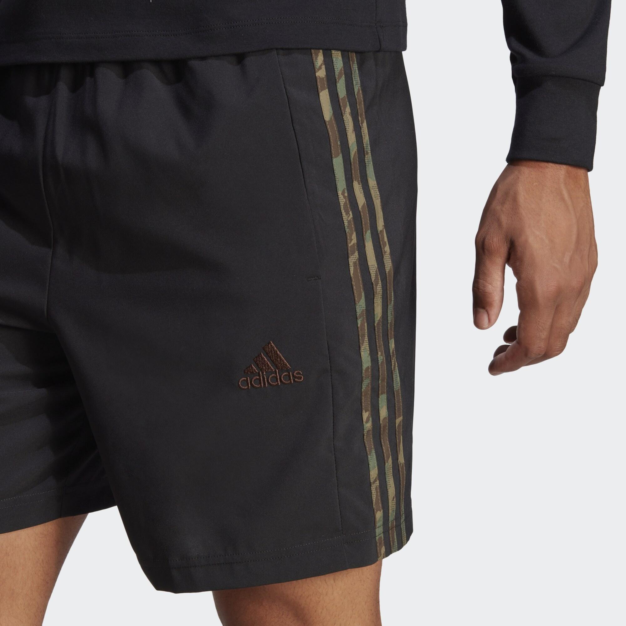 AEROREADY Essentials Chelsea 3-Streifen Shorts 4/5