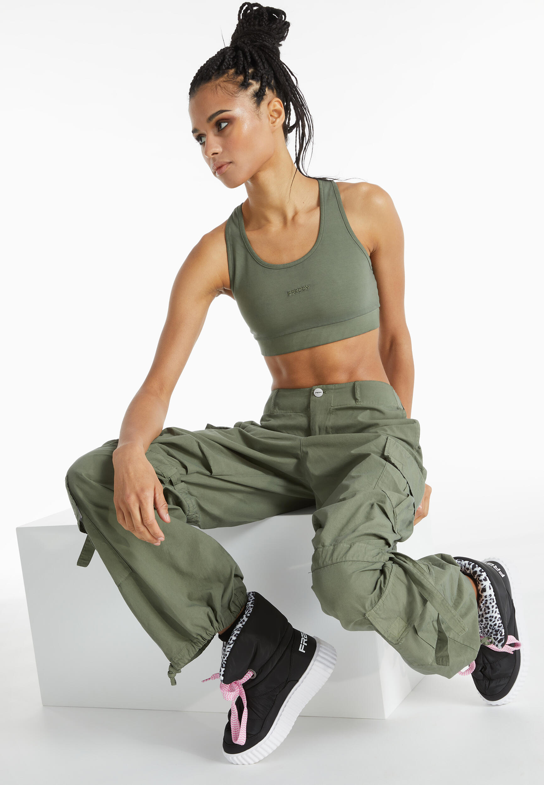 Pantaloni cargo con doppie tasche e coulisse intermedia 3/5