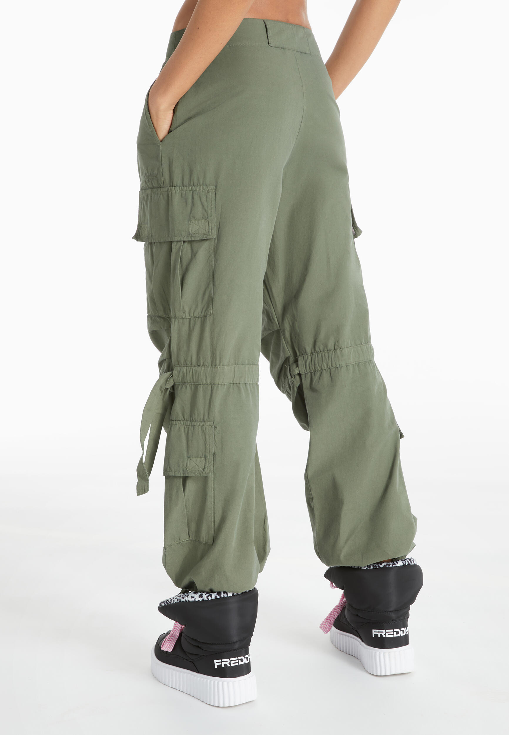 Pantaloni cargo con doppie tasche e coulisse intermedia 2/5