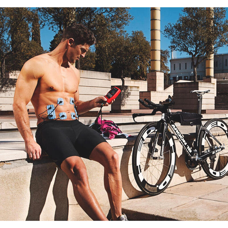 Máquina de cardio eficaz de comprimento total de um homem maduro e atlético  em roupas esportivas fazendo ciclismo