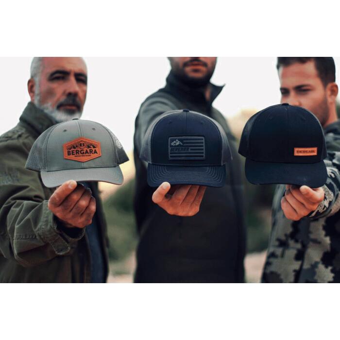 Gorra Bergara estilo "trucker" con parche de cuero con el logo grabado negra