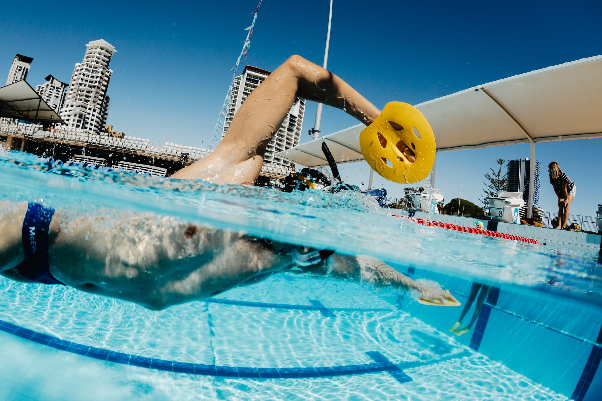 Pagaie per il nuoto di tecnica e forza senza gomma  Finis Manta Paddle Giallo 2/5