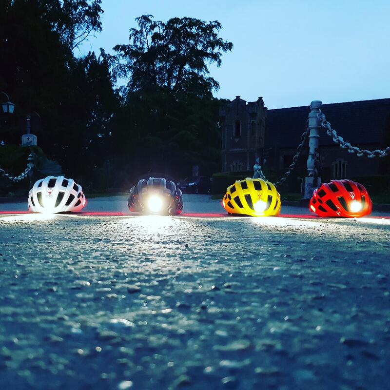 Casque de vélo avec lumière adultes - femmes/hommes- avec LED - rouge
