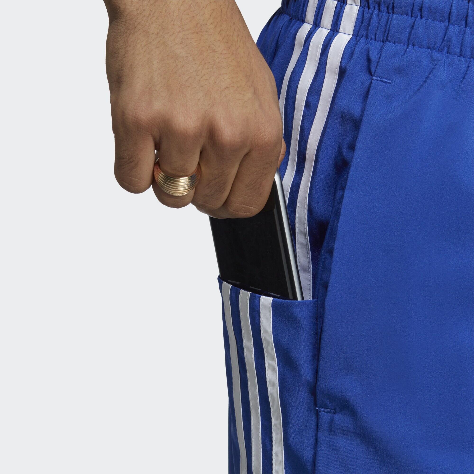AEROREADY Essentials Chelsea 3-Stripes Short 4/5