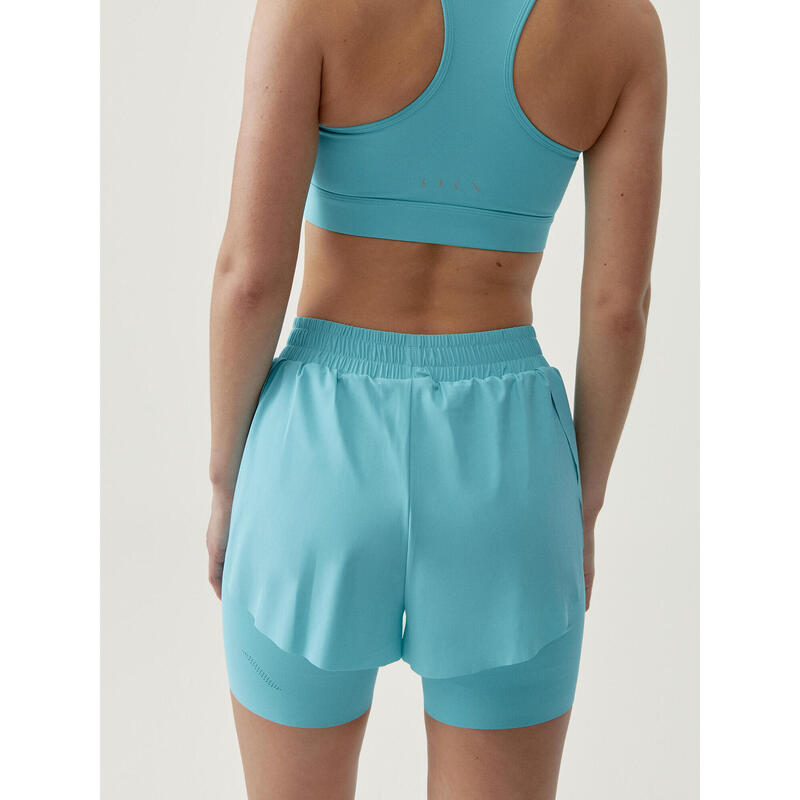 Shorts deportivos de mujer Born Living Yoga en tejido performance con inner pant